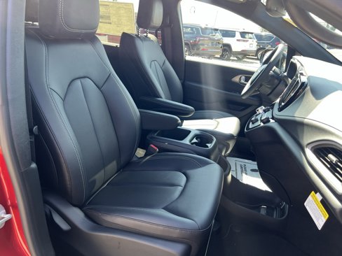 New 2026 Chrysler Pacifica Select image 13