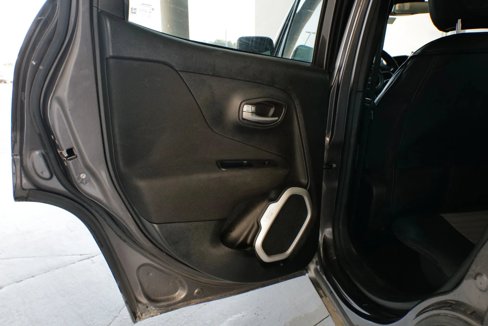Used 2018 Jeep Renegade Latitude image 28