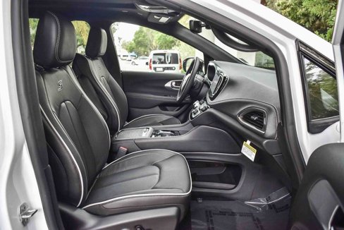 New 2026 Chrysler Pacifica Limited image 16
