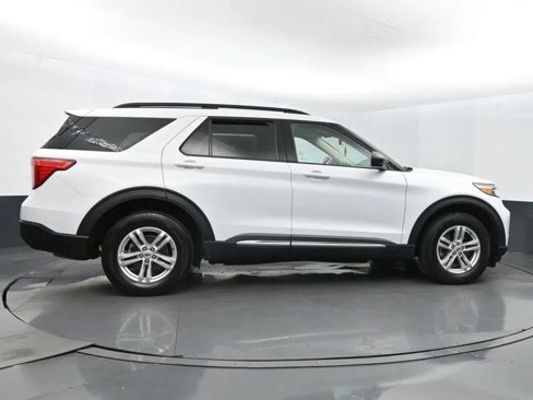 Used 2023 Ford Explorer XLT w/ Equipment Group 202A image 4