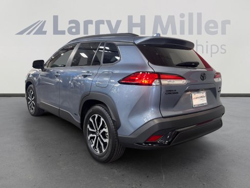 Certified 2024 Toyota Corolla Cross SE image 3