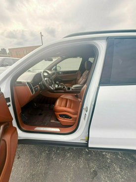 Used 2022 Porsche Cayenne w/ Premium Package image 10