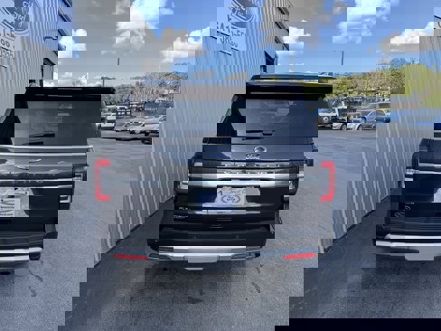 Used 2024 Ford Expedition Platinum image 4