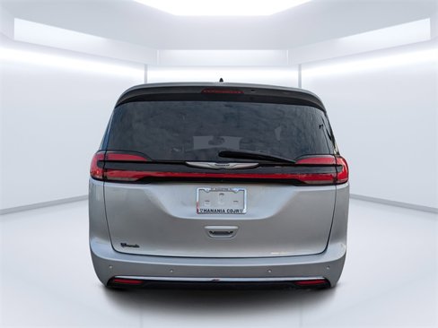 Used 2024 Chrysler Pacifica Touring-L image 4