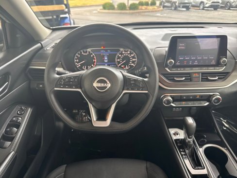 Used 2024 Nissan Altima 2.5 SV image 8