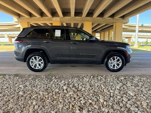 Used 2022 Jeep Grand Cherokee Limited image 2
