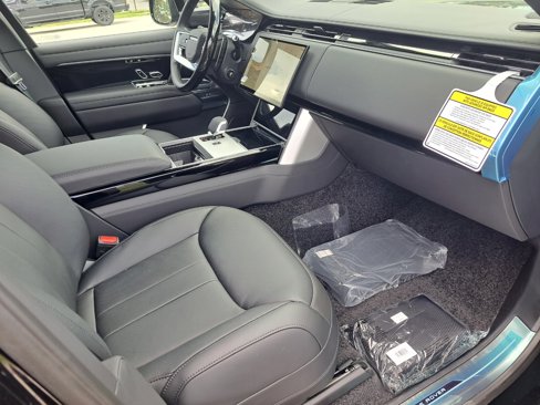 New 2025 Land Rover Range Rover SE image 3