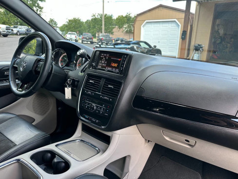 Used 2019 Dodge Grand Caravan SXT w/ Driver Convenience Group image 19