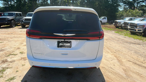 New 2026 Chrysler Pacifica Select image 9