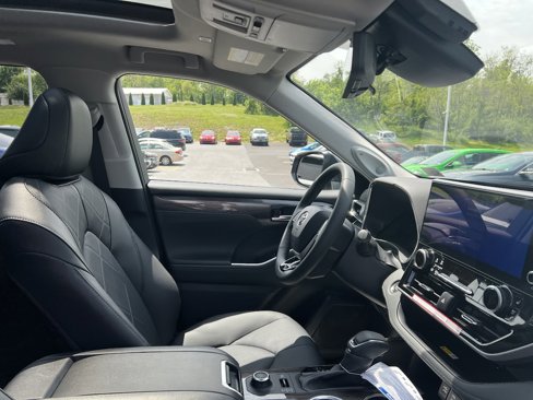 New 2025 Toyota Highlander Platinum image 13