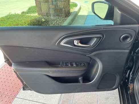 Used 2015 Chrysler 200 Limited w/ Convenience Group image 9