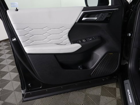 New 2025 Mitsubishi Outlander AWD image 29