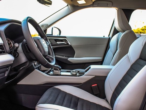 New 2025 Mitsubishi Outlander SE image 31