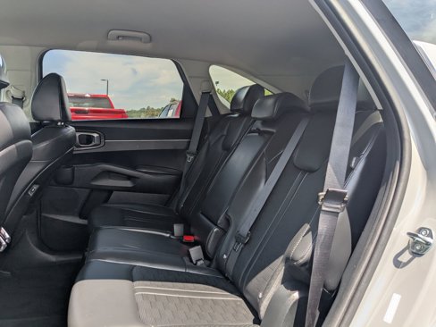Used 2025 Kia Sorento S image 23