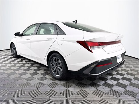 Used 2024 Hyundai Elantra SEL image 4