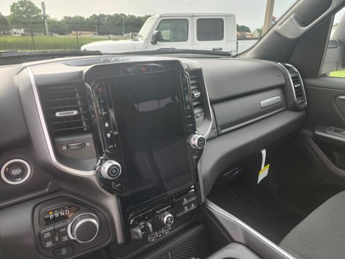 New 2025 RAM 1500 4x4 Crew Cab image 22
