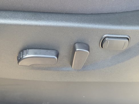 Used 2025 Nissan Frontier SV image 11