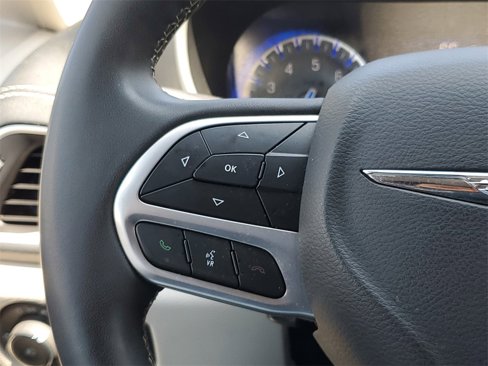 Used 2023 Chrysler Pacifica Touring-L image 14
