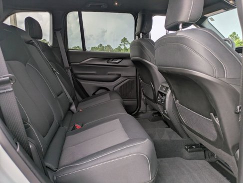 Used 2024 Jeep Grand Cherokee Laredo image 30