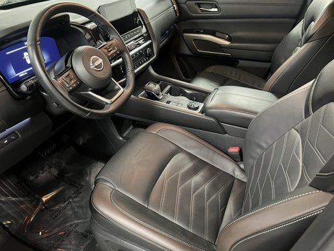 Used 2024 Nissan Pathfinder Platinum image 23