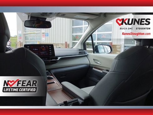Used 2024 Toyota Sienna XLE image 34