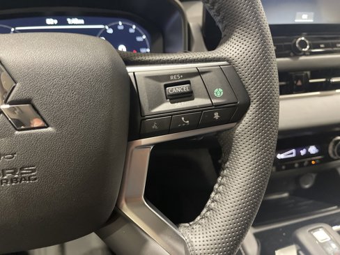 New 2025 Mitsubishi Outlander SE image 18