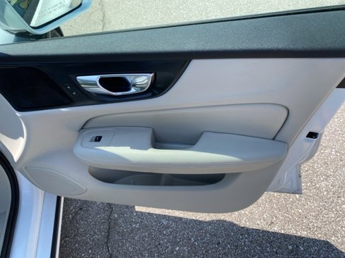 Used 2020 Volvo S60 T5 Momentum image 29