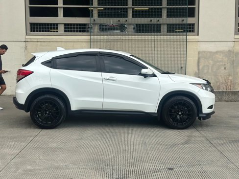 Used 2017 Honda HR-V EX image 2