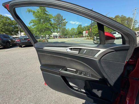 Used 2020 Ford Fusion SE image 26