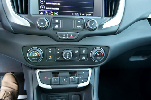 Used 2024 GMC Terrain SLT image 25
