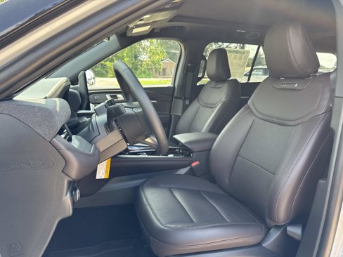 New 2025 Ford Explorer Platinum image 8