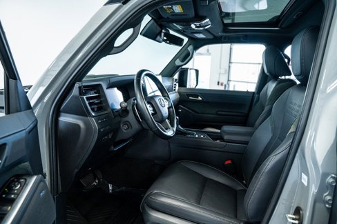 Used 2024 Lexus GX 550 image 32
