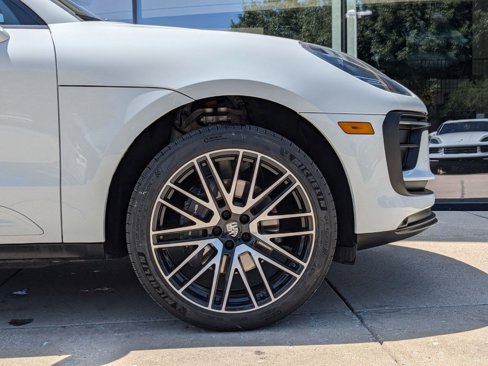Certified 2025 Porsche Macan image 11