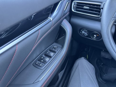 Used 2024 Maserati Levante GT Ultima image 22