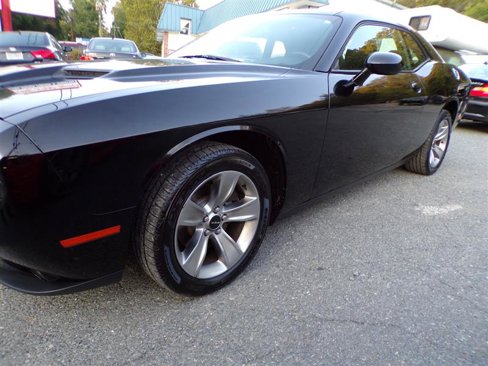 Used 2016 Dodge Challenger SXT image 5
