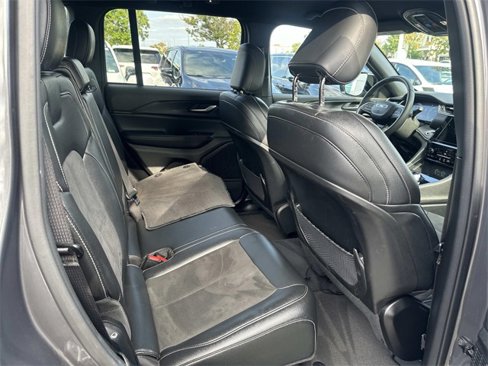 Used 2023 Jeep Grand Cherokee Altitude image 10