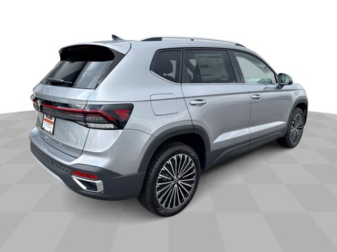 Certified 2025 Volkswagen Taos SE image 8