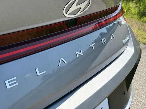 Used 2024 Hyundai Elantra Limited image 12