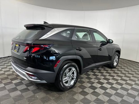 Certified 2025 Hyundai Tucson SE image 3
