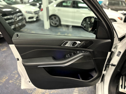 Used 2022 BMW X5 xDrive40i w/ M Sport Package image 18