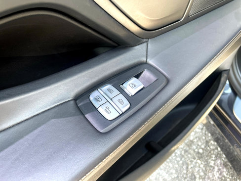 Used 2021 BMW 740i w/ Premium Package image 19