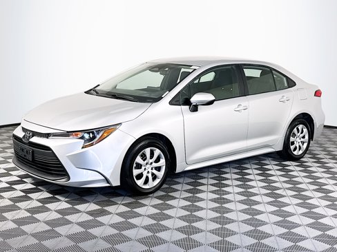 Used 2025 Toyota Corolla LE image 4