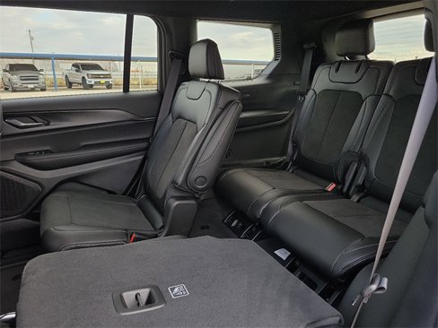 New 2025 Jeep Grand Cherokee L Laredo image 8