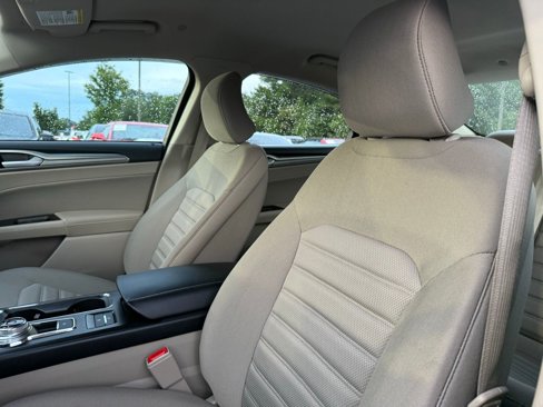 Used 2019 Ford Fusion SE image 18