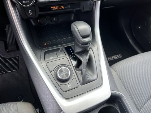 Used 2020 Toyota RAV4 LE w/ Carpet Mat Package image 21