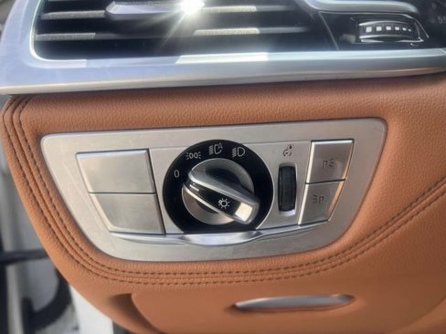 Used 2022 BMW 740i xDrive image 21