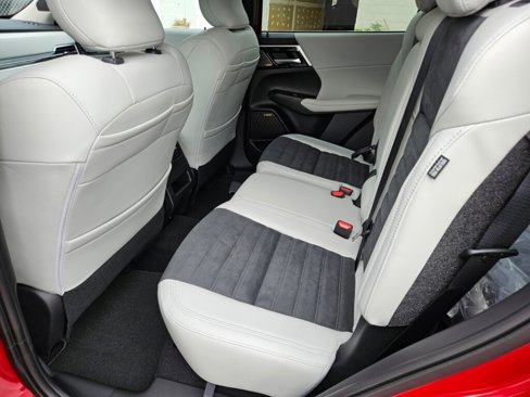 New 2025 Mitsubishi Outlander SE image 16
