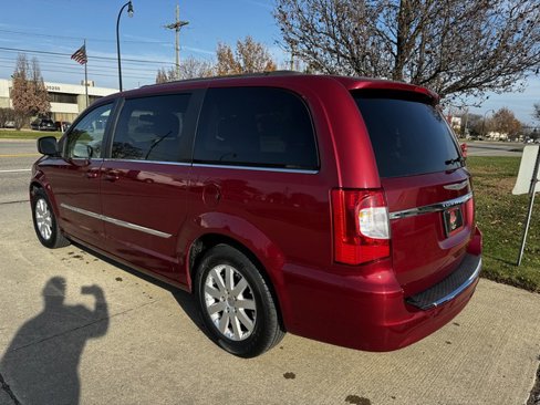Used 2015 Chrysler Town & Country Touring image 7