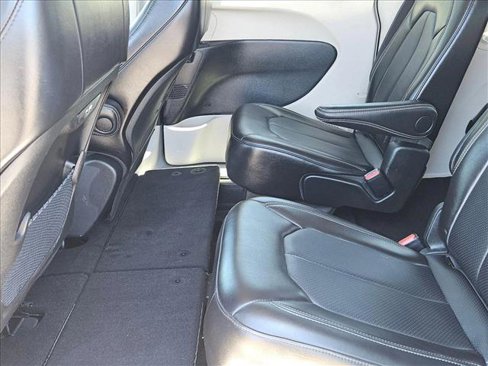 Used 2024 Chrysler Pacifica Touring-L image 18