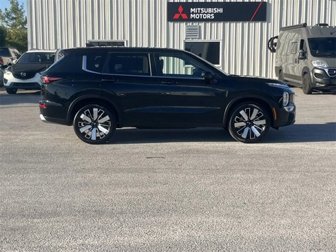 New 2025 Mitsubishi Outlander SE image 6